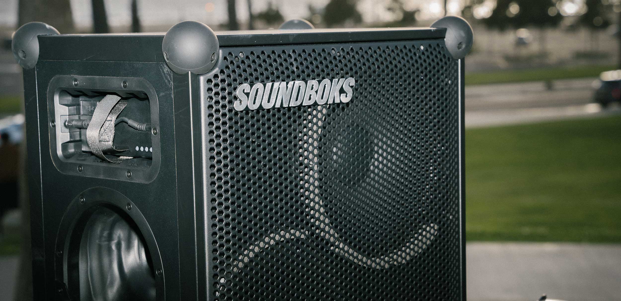 A closeup of SOUNDBOKS 4 with THE BATTERY inside it